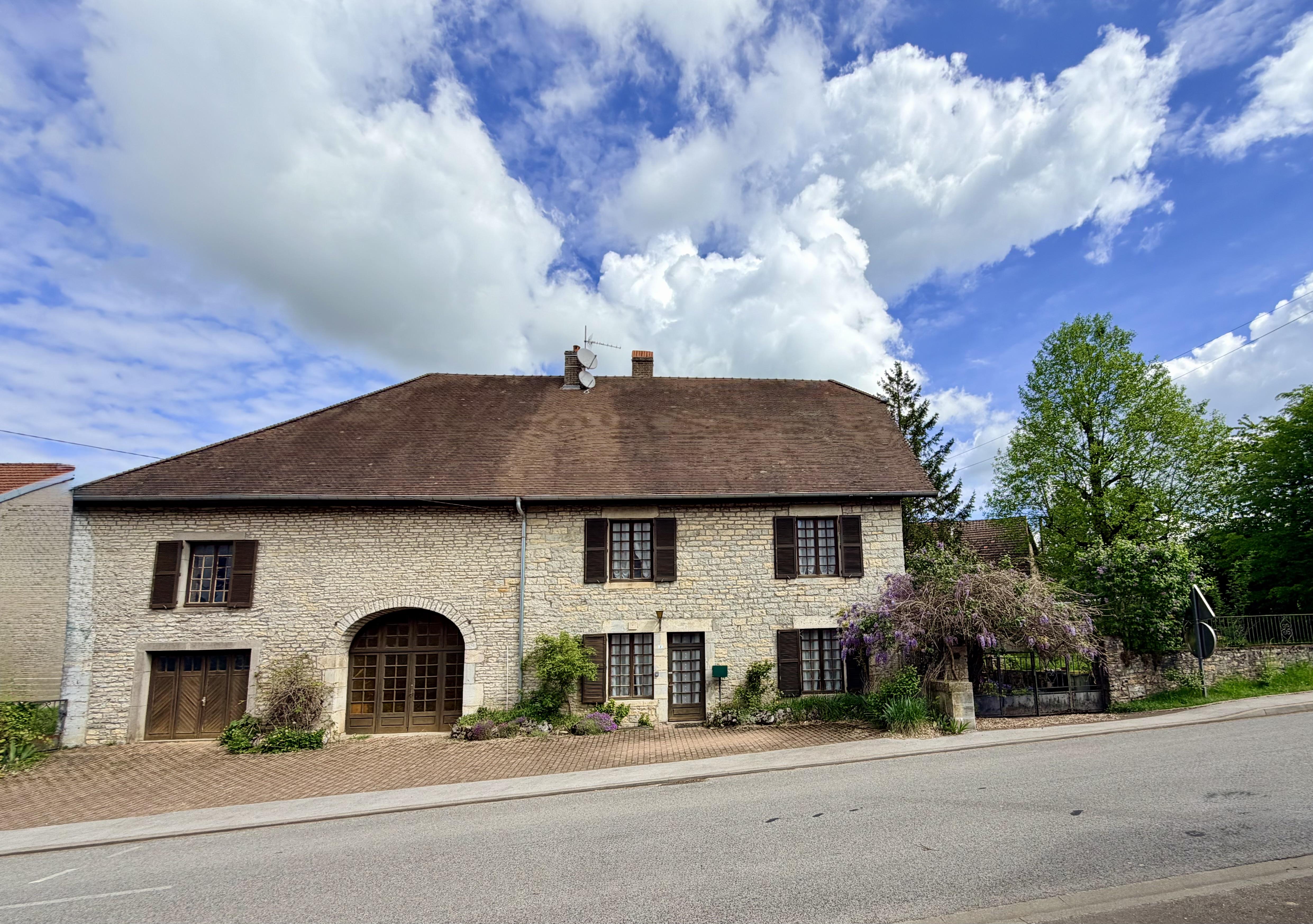 7 pièces 1300 m² · à Oiselay-Et-Grachaux · 1 300 m² · 210 000 €