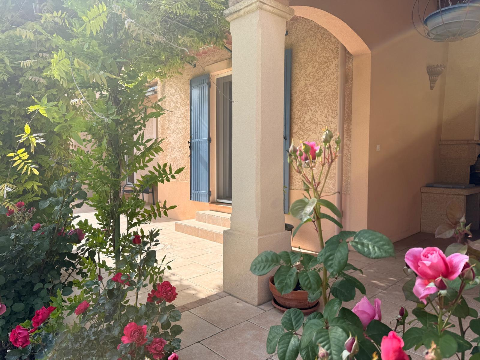 Maison 6 pièces 2700 m² · à Uchaux · 2 700 m² · 588 000 €
