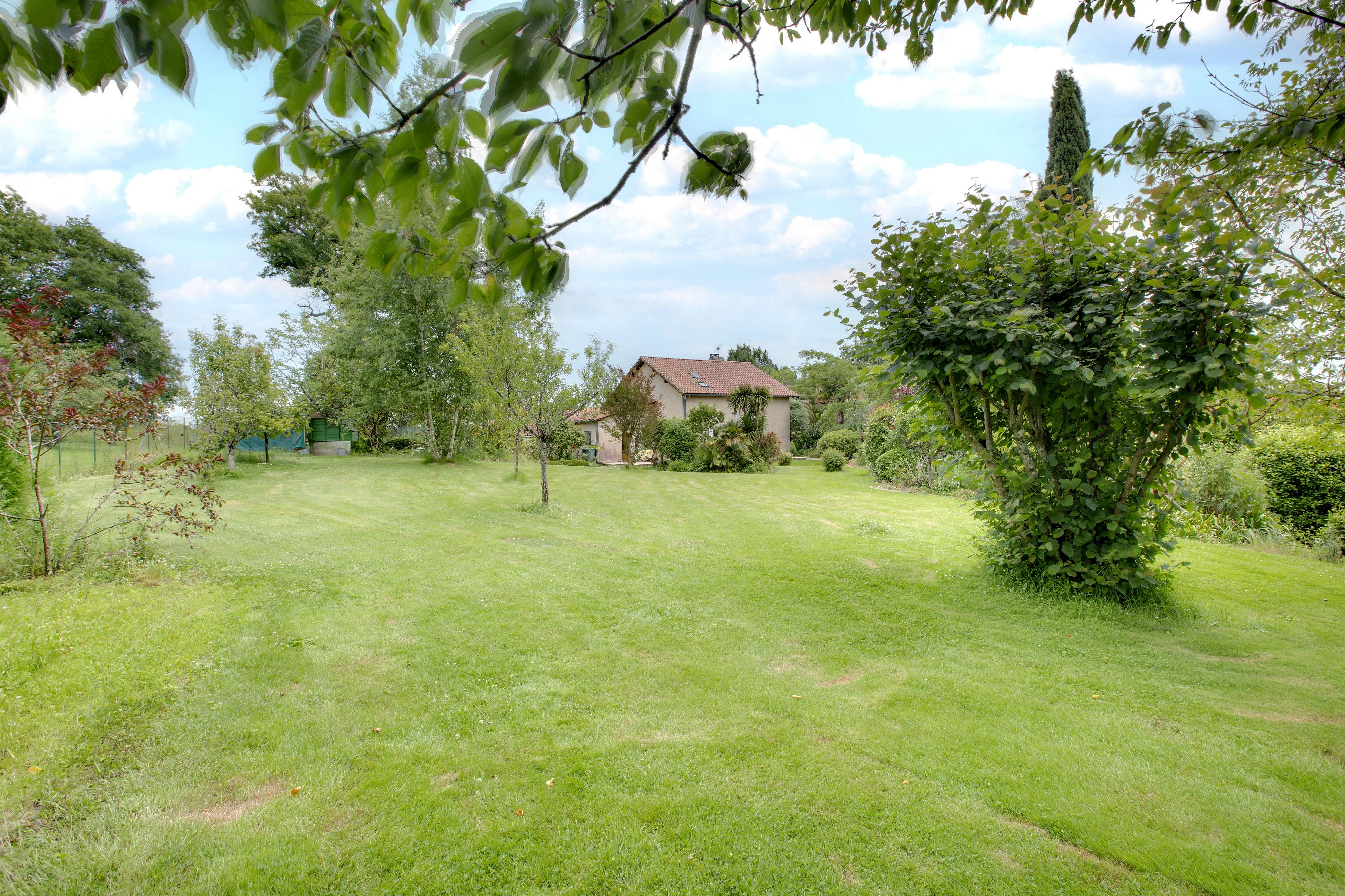 7 pièces 3365 m² · à Saint-Sever · 3 365 m² · 285 000 €