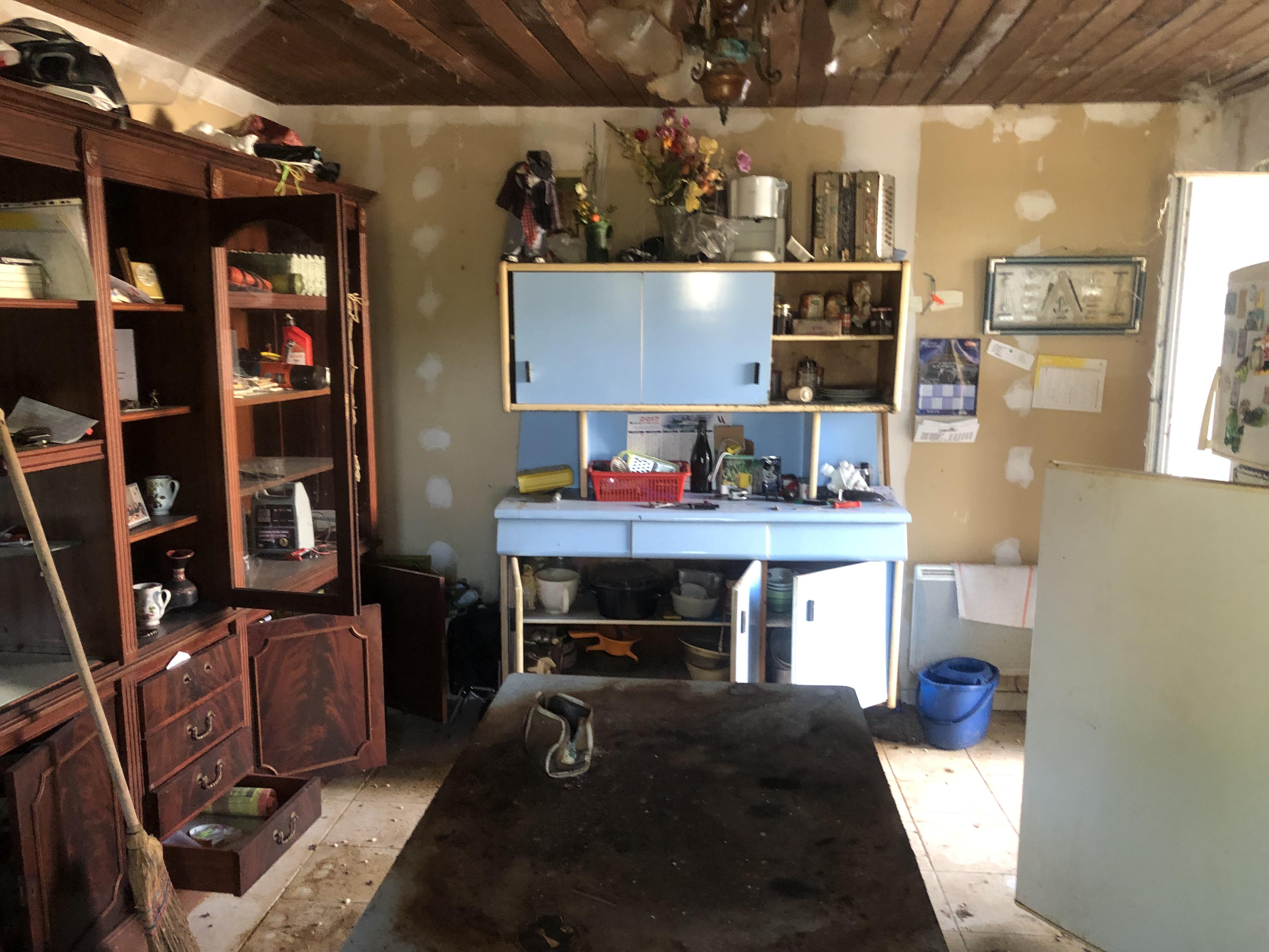 3 pièces 300 m² · à Montboyer · 300 m² · 21 000 €