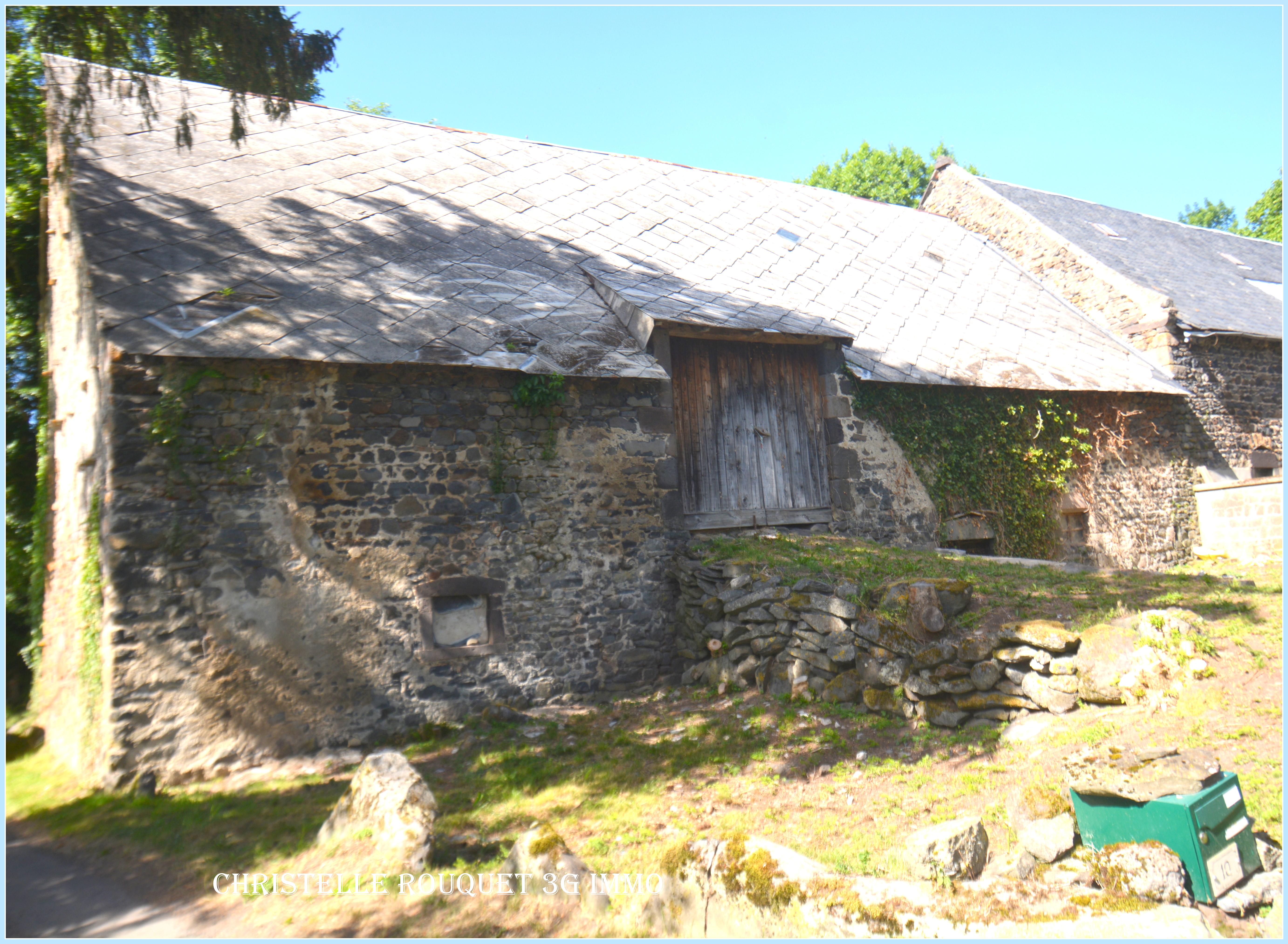 Grange à Saint-Bonnet-près-Orcival (63210) - 168 m² - Saint-Bonnet-près-Orcival · 168 m² · 34 000 €