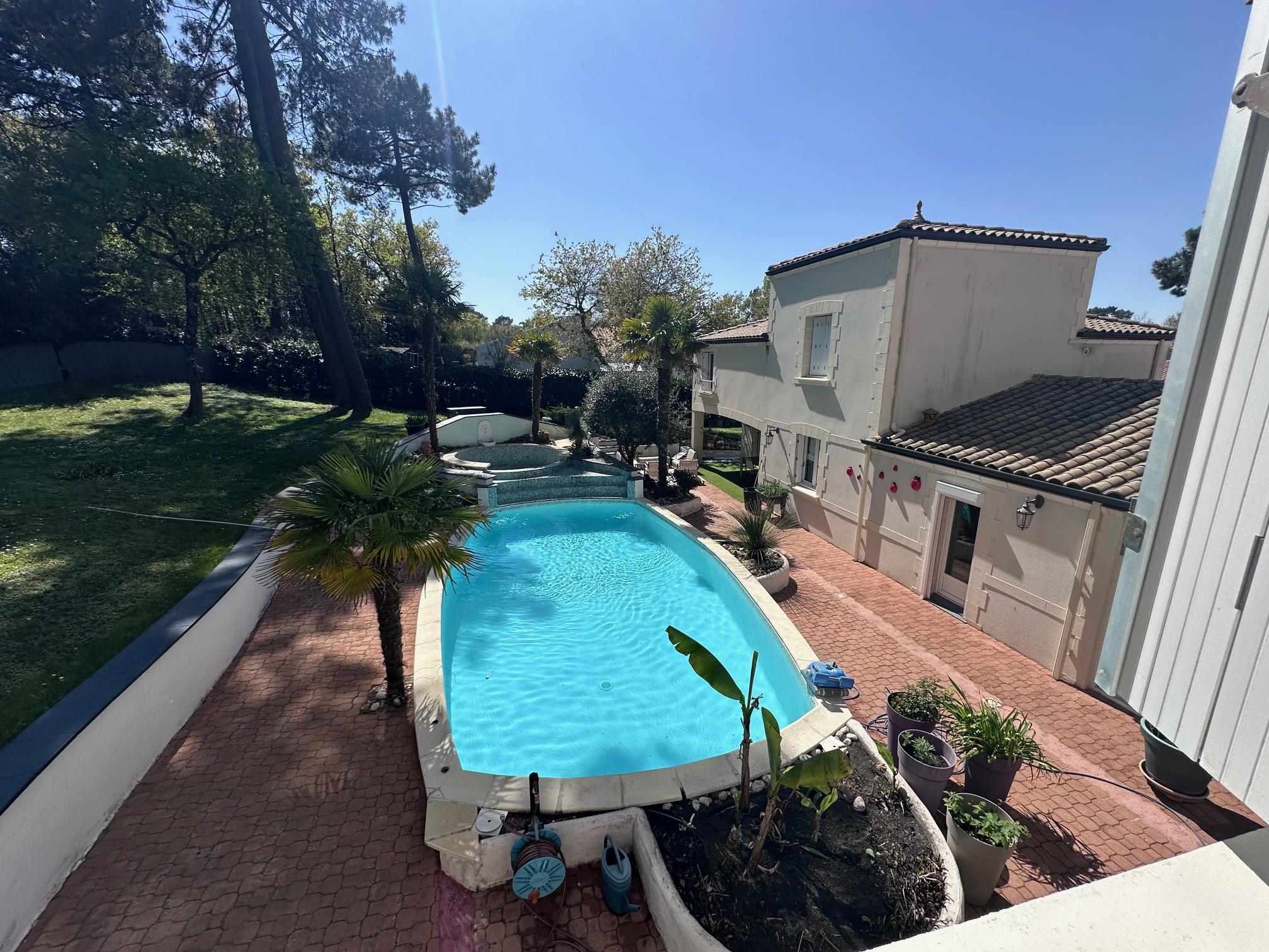 Maison 11 pièces 1779 m² · à Les Mathes · 1 779 m² · 1 050 000 €